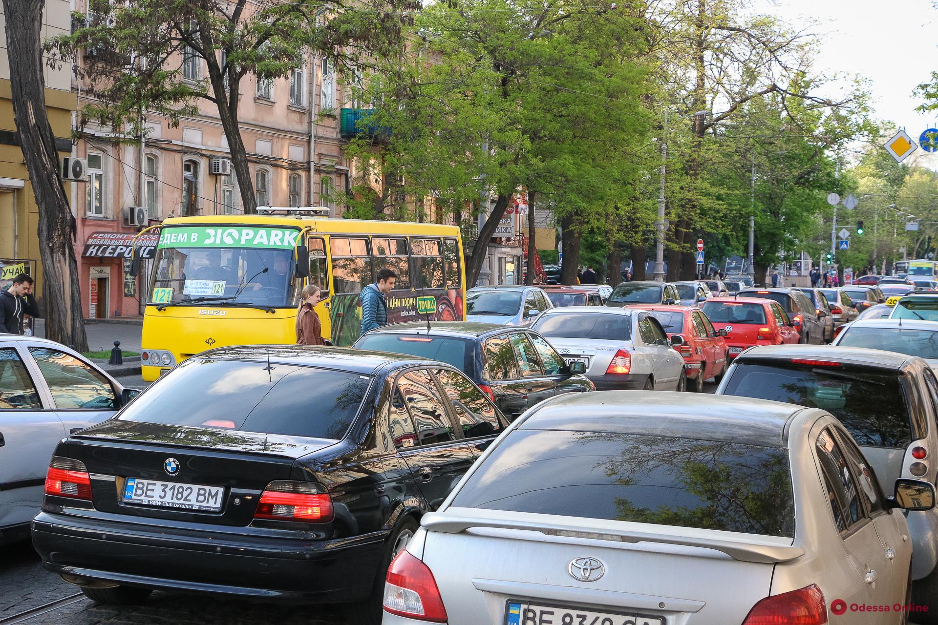 Дорожная обстановка в Одессе: понедельник начался с многочисленных пробок и ДТП