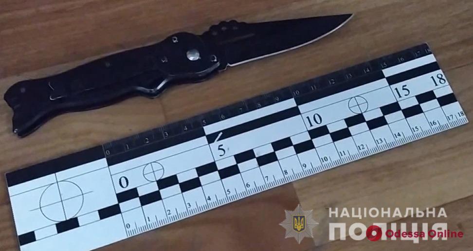 В одесском общежитии пьяный мужчина напал с ножом на вахтера