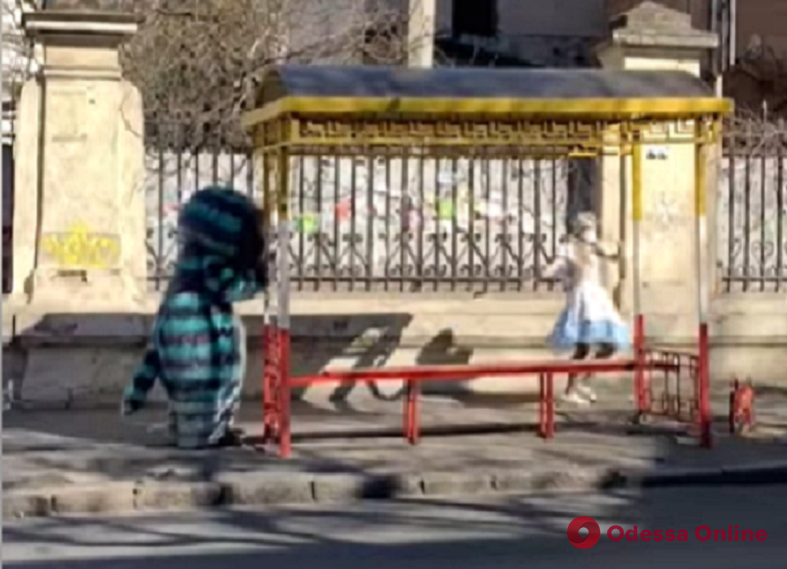 «Страна чудес» по-одесски: на Канатной Алиса выгуливала Чеширского кота (видео)