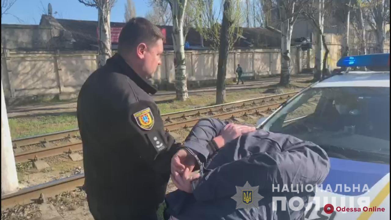 На СТО трое иностранцев обворовали машину одессита (видео)