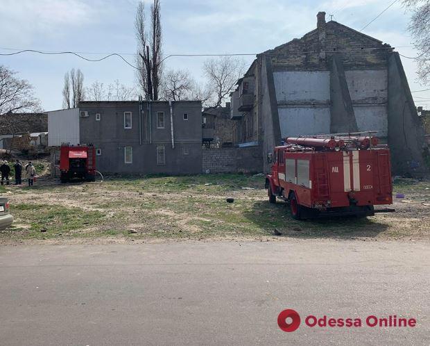 В Одессе бездомные едва не сожгли жилой дом (фото)