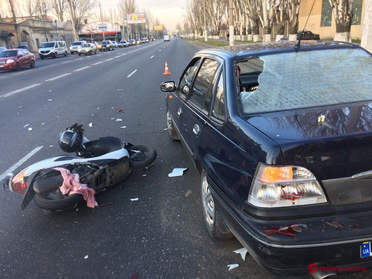 На Николаевской дороге столкнулись легковушка и мопед – есть пострадавший