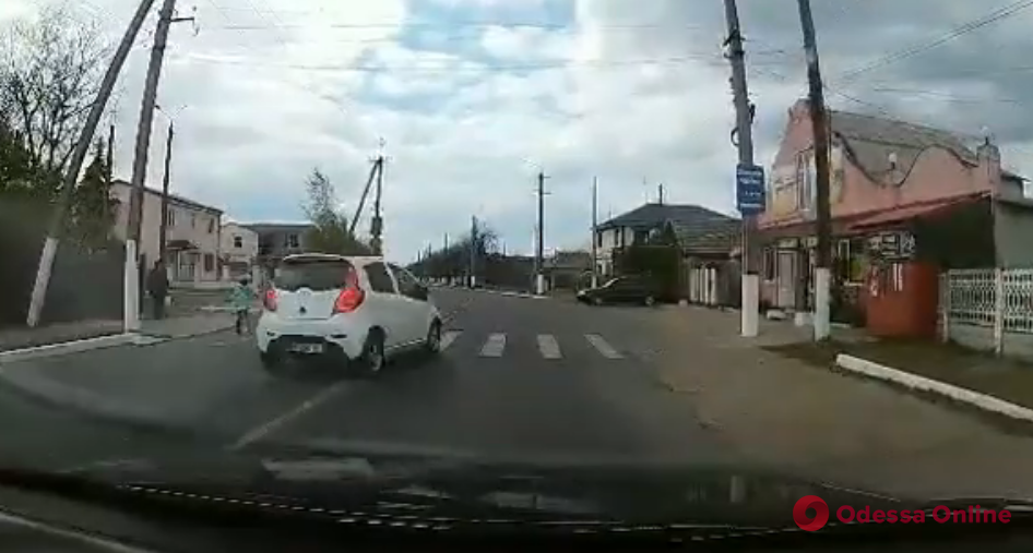 Сильно спешил: житель Одесской области едва не сбил детей на пешеходном переходе (видео)