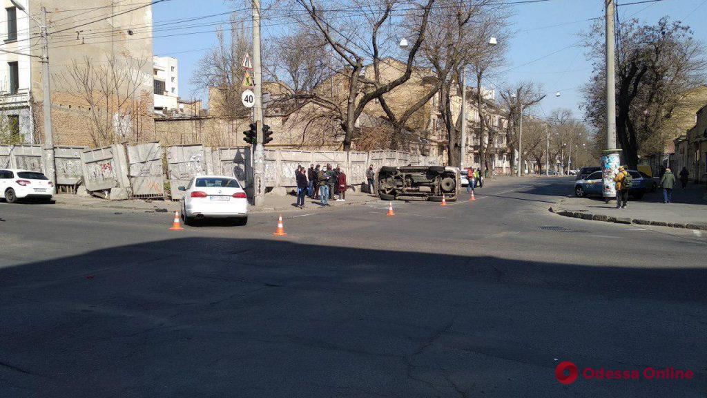 В центре Одессы после ДТП перевернулась машина (фото)