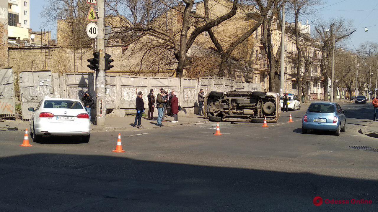 В центре Одессы после ДТП перевернулась машина (фото)