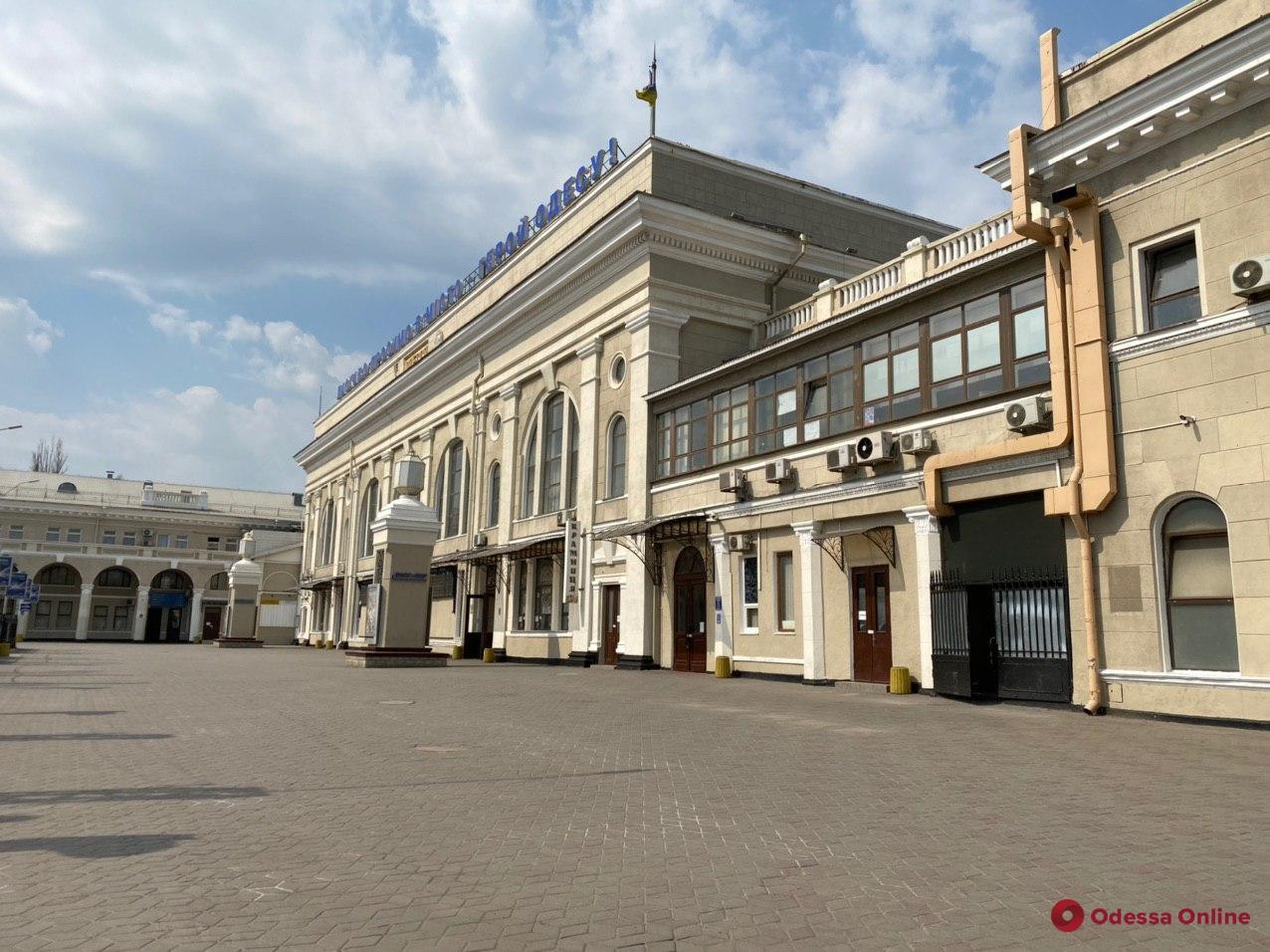 Фасад одесского железнодорожного вокзала требуют очистить от советской символики