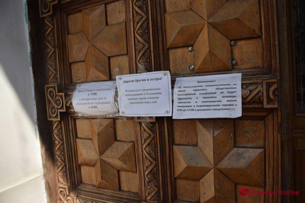 Возле одесских храмов устанавливают видеоэкраны и колонки для трансляции Пасхального богослужения (фото)