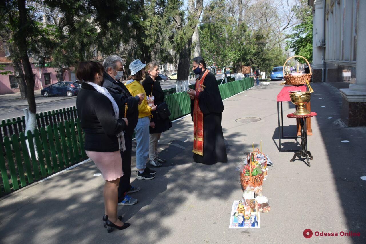 Как в Одессе святили пасхальные корзины (фото)