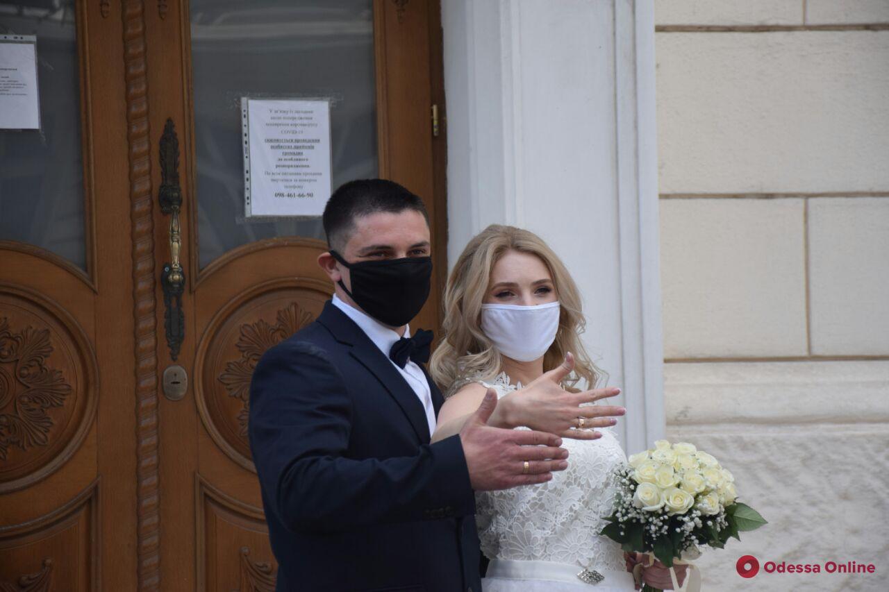 Свадьба в масках: карантин — не причина отменять бракосочетание (фотофакт)