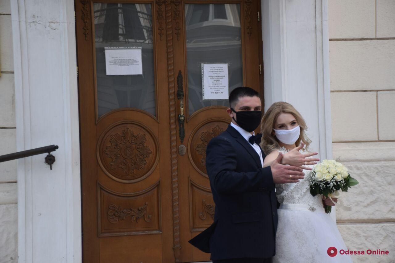 Свадьба в масках: карантин — не причина отменять бракосочетание (фотофакт)