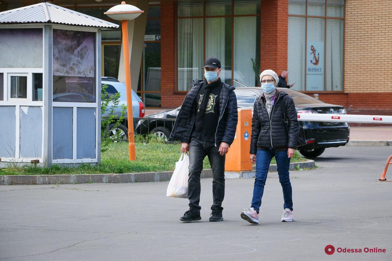 Кабмин обязал жителей «красных» зон карантина носить маски на улице (обновлено)