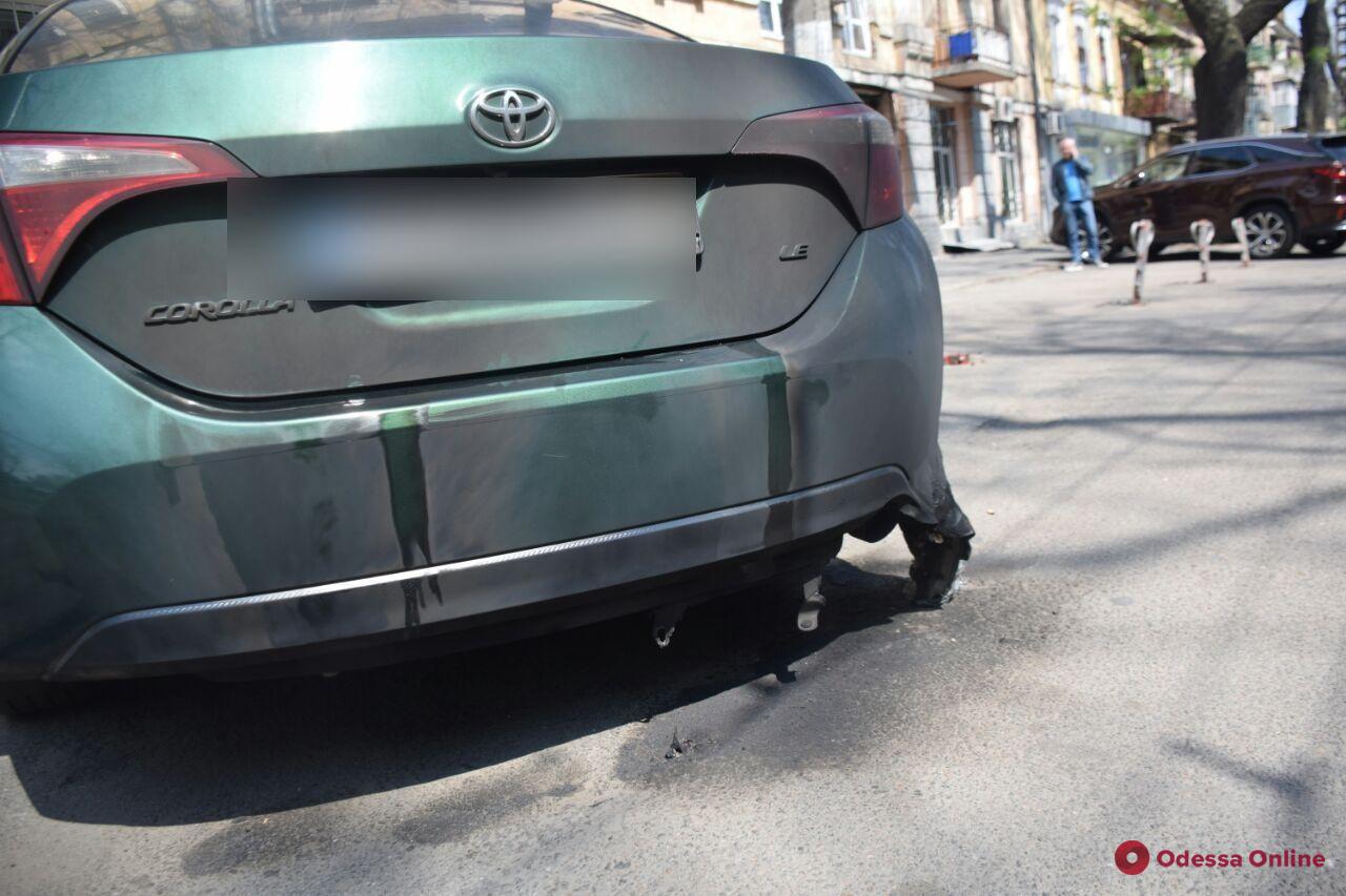 В центре Одессы автомобиль забросали «коктейлями Молотова» (фото, обновлено)