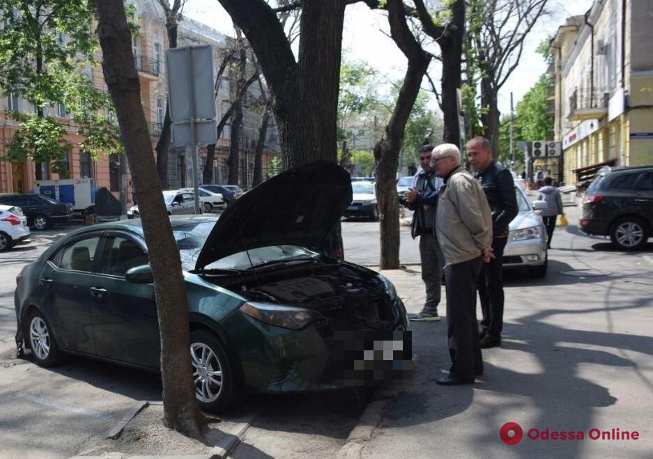 В центре Одессы автомобиль забросали «коктейлями Молотова» (фото, обновлено)