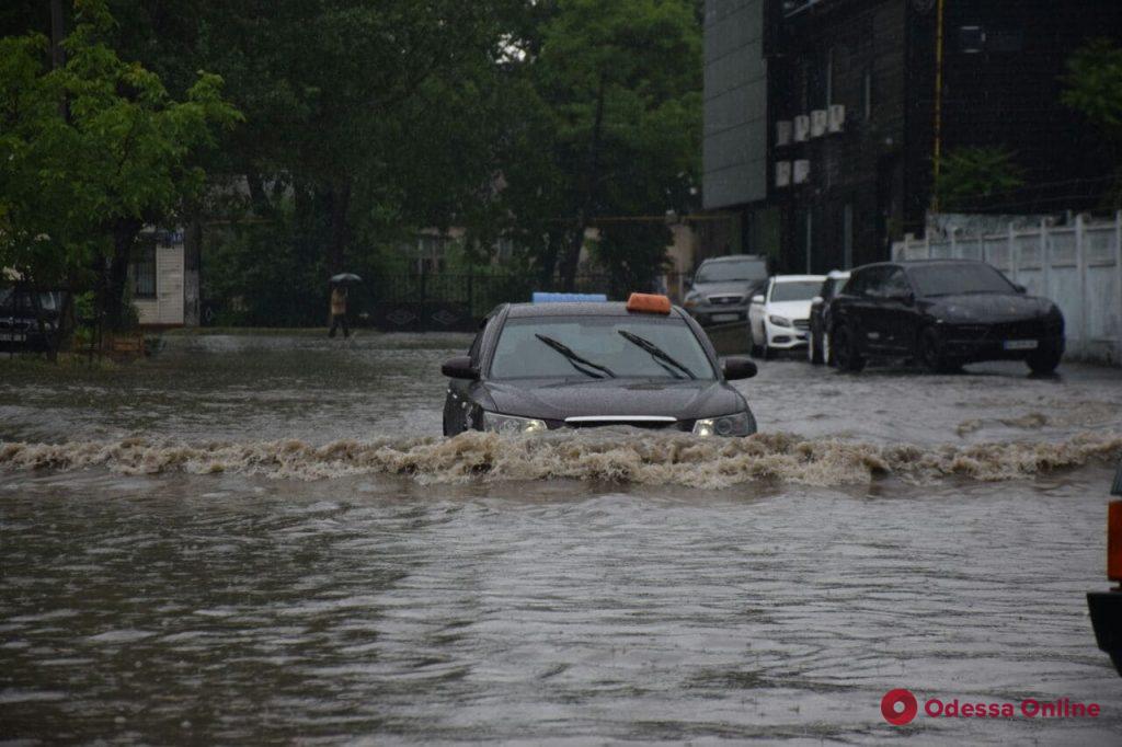 Непогода в Одессе: подтопленные улицы, плавающие машины и пробки на дорогах (фото, видео, обновлено)