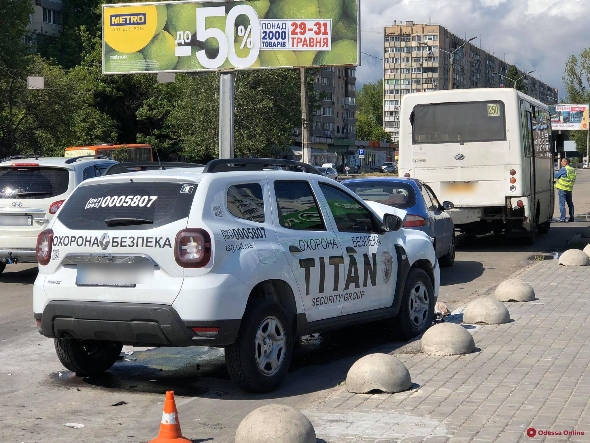 На поселке Котовского произошло тройное ДТП — один из автомобилей загорелся (фото)