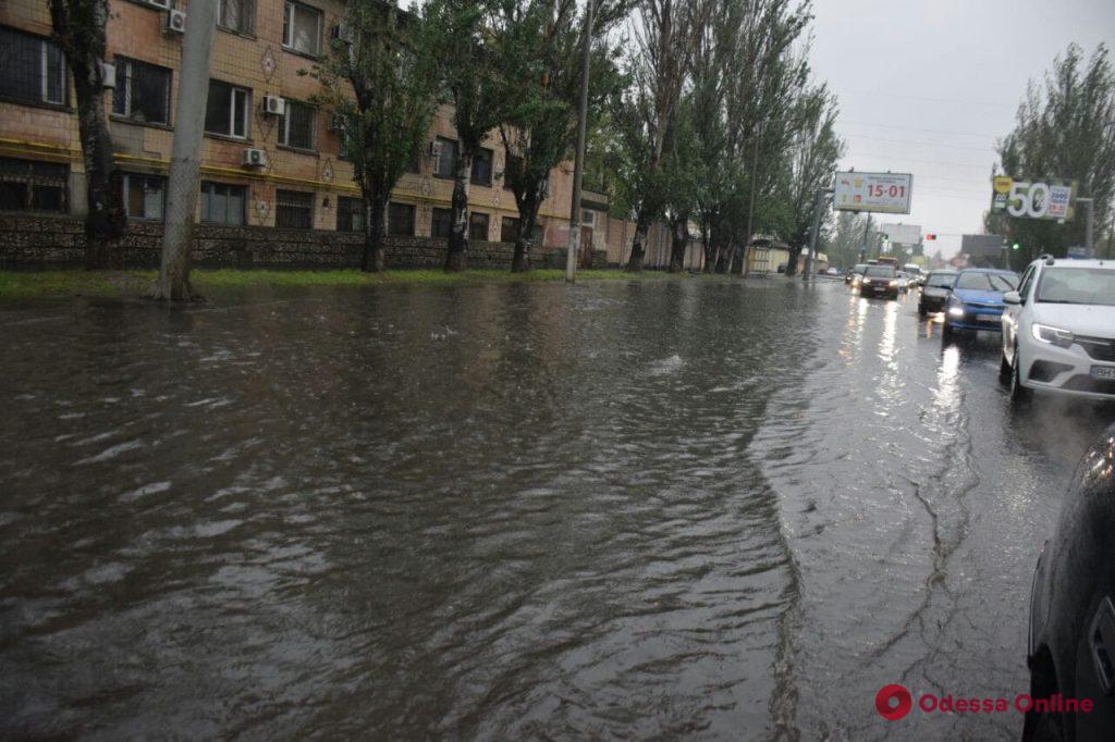 Непогода в Одессе: подтопленные улицы, плавающие машины и пробки на дорогах (фото, видео, обновлено)