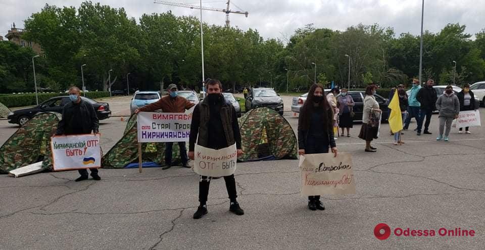 Под стенами облгосадминистрации митингуют жители сел Сычавка и Кирнички (фото)