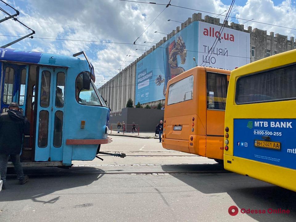 В Одессе у Привоза парализовано движение трамваев