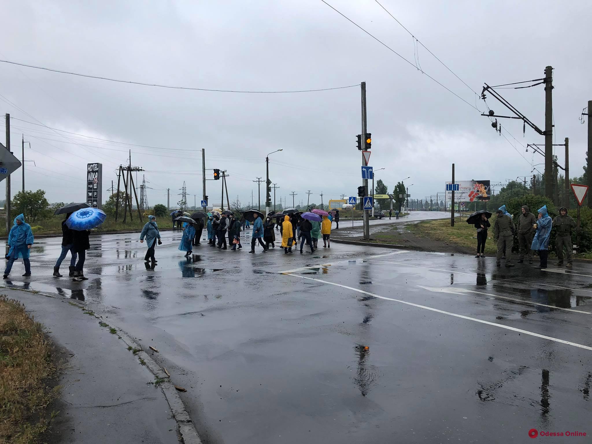 Восемь месяцев без зарплаты: в Черноморске участники акции перекрывали дорогу (фото)