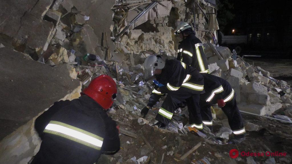 Спасатели продолжают разбирать завалы рухнувшего дома на Торговой