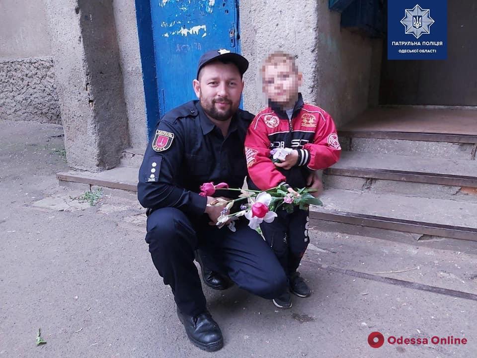 В Одессе пятилетний мальчик ушел искать маму и «купил» букет