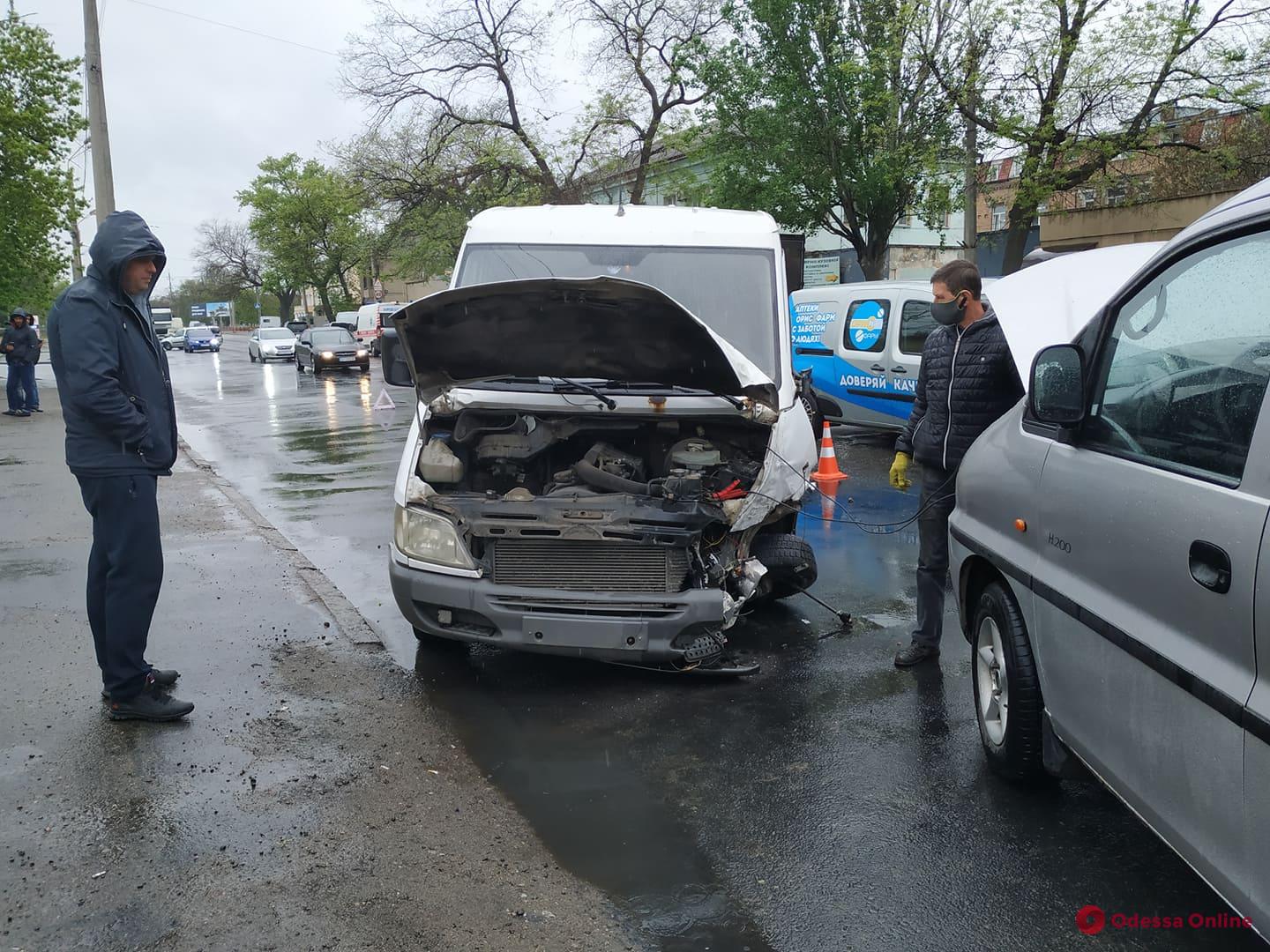 На Дальницкой столкнулись четыре авто — есть пострадавший (фото, видео)