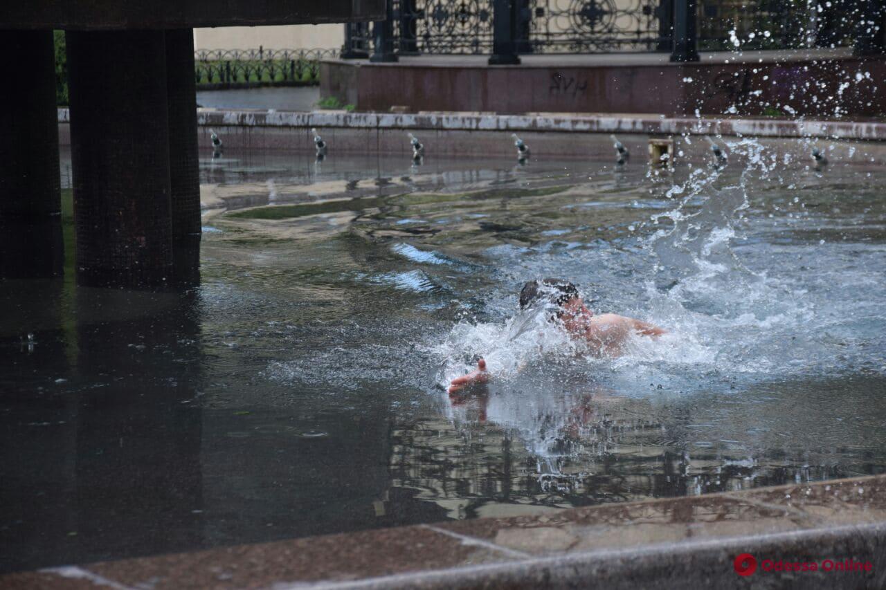 В Одессе парень открыл купальный сезон в фонтане (фотофакт)