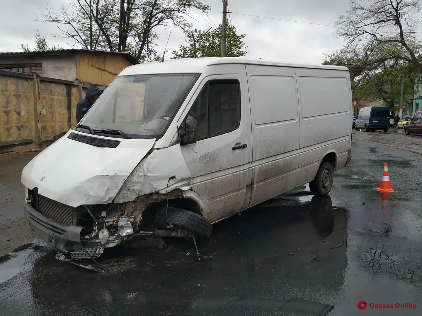 На Дальницкой столкнулись четыре авто — есть пострадавший (фото, видео)