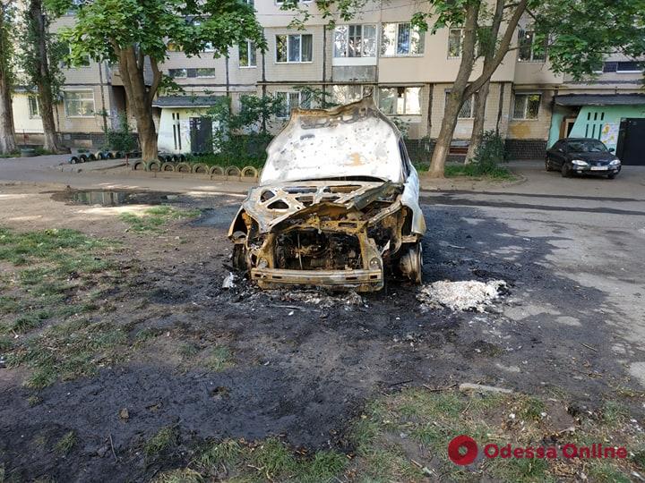 На Черемушках и поселке Котовского горели три автомобиля (фото)