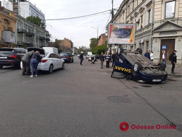 В центре Одессы Toуota столкнулась с Hyundai и перевернулась