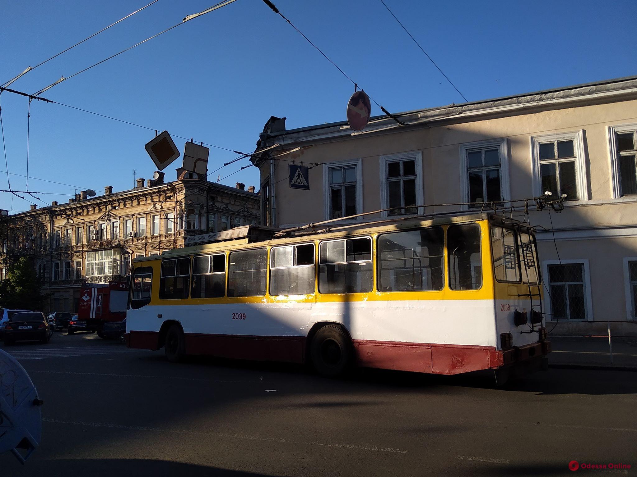 В связи с обрушением дома в Одессе временно прекращено движение троллейбусов по 2-му маршруту