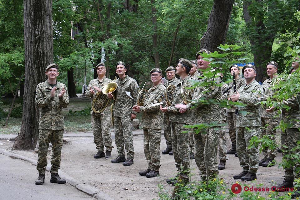 Одесса: в День морской пехоты под окнами 99-летнего ветерана-морпеха играл военный оркестр