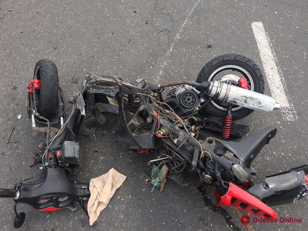 Одесса: в ДТП пострадали водитель и пассажир мопеда (фото)
