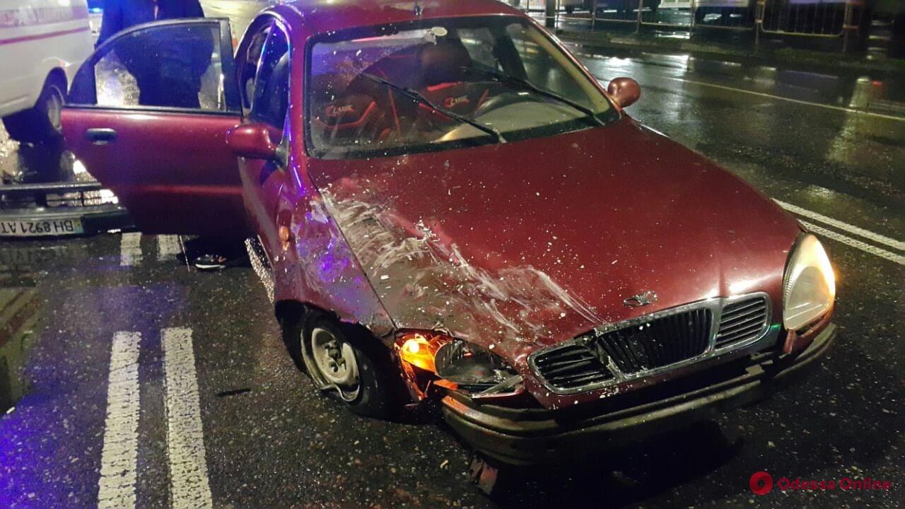 На Николаевской дороге Toyota сбила двух пешеходов, а в карету «скорой» врезался Daewoo