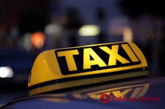 В Одессе таксистка «обчистила» клиентку на 72 тысячи гривен