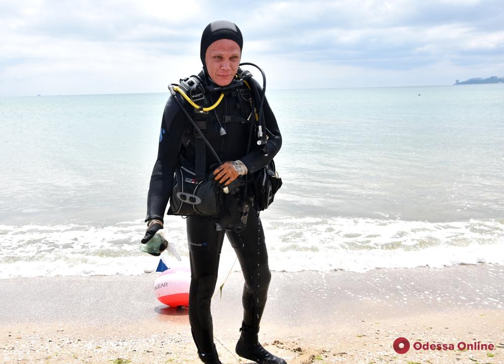 В Одессе водолазы обследуют морское дно у детского центра «Молодая гвардия» (фото и видео)