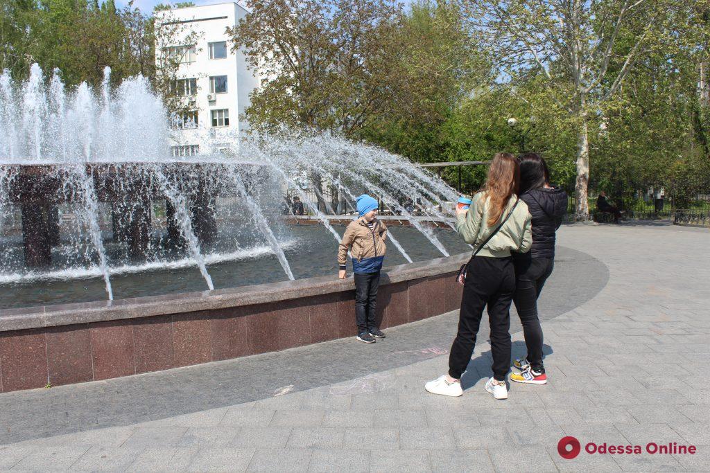 На поселке Котовского заработал фонтан на Крымском бульваре (фото)