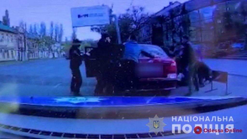 Требовали деньги и забрали авто: в Одессе по горячим следам поймали вымогателей