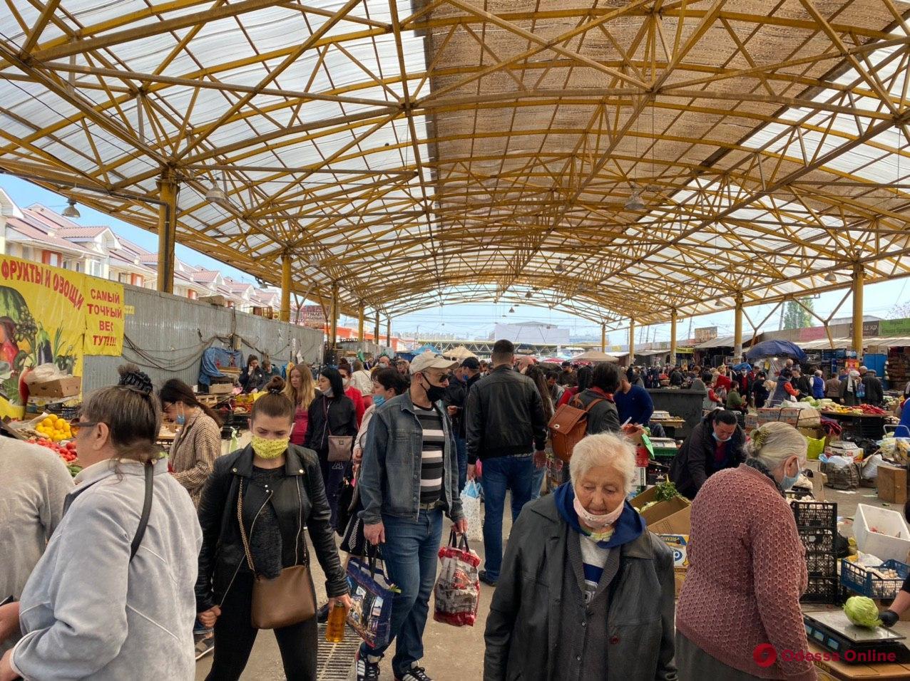 В Одессе открылись рынки: горожане активно делают базар на «Привозе» (фото)
