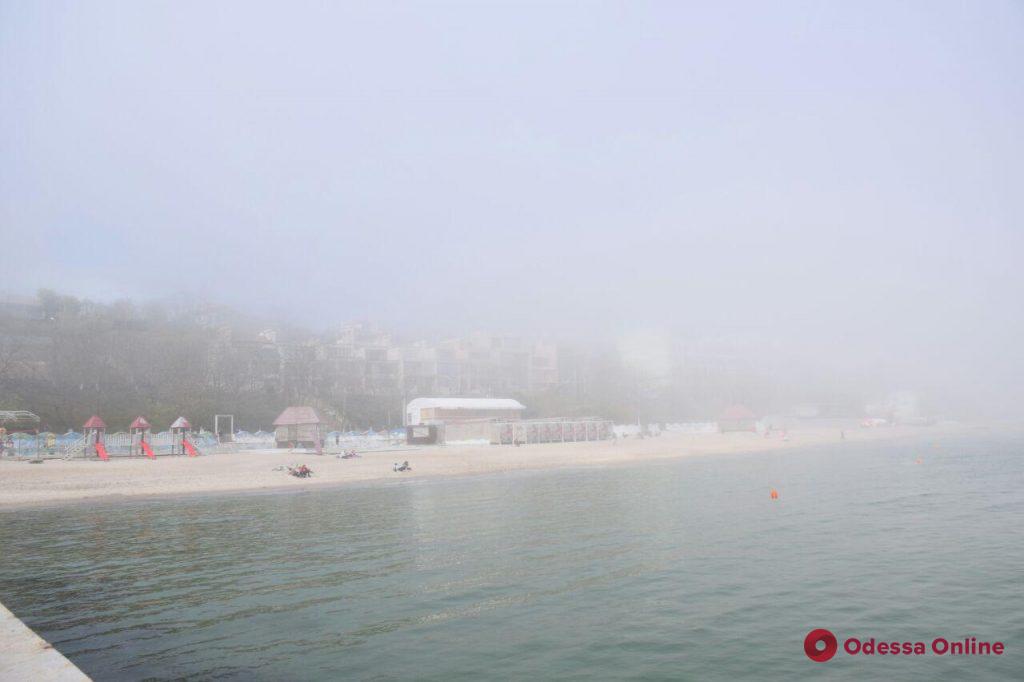 Туманный Большой Фонтан: одесситы наслаждаются теплом и морским воздухом (фоторепортаж)