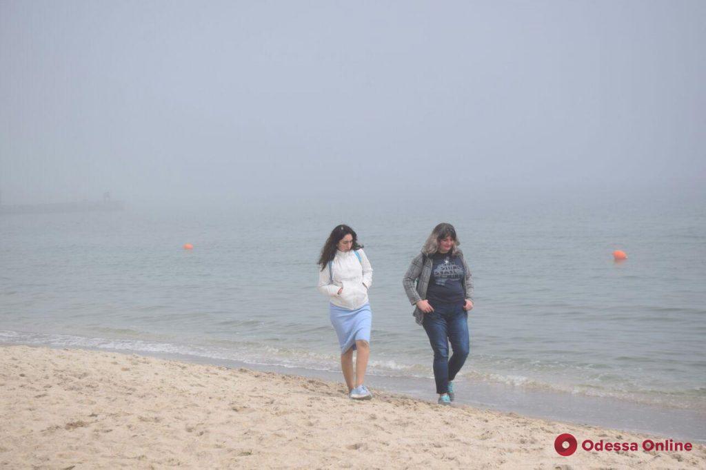 Туманный Большой Фонтан: одесситы наслаждаются теплом и морским воздухом (фоторепортаж)