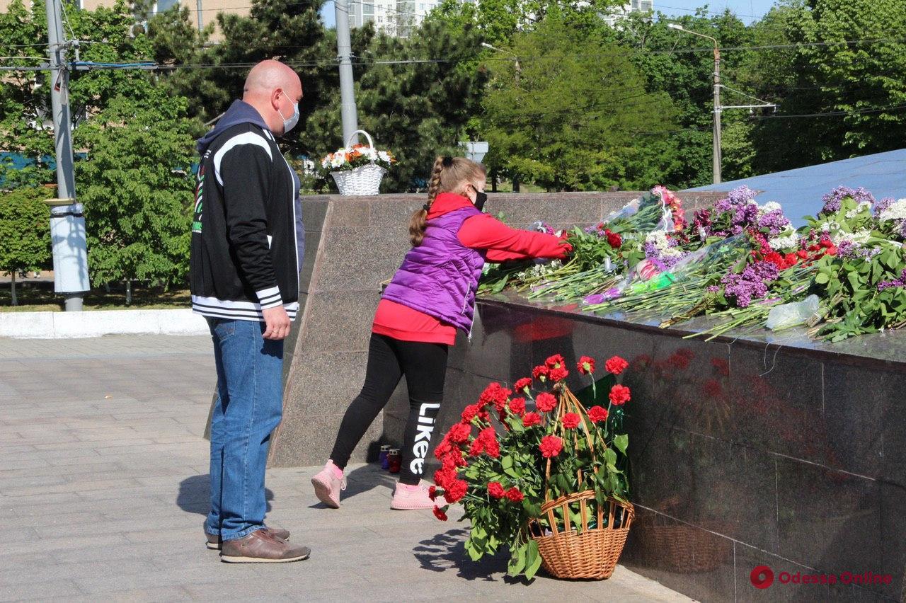 Одесситы возложили цветы к стеле «Крылья Победы» (фото, обновлено)