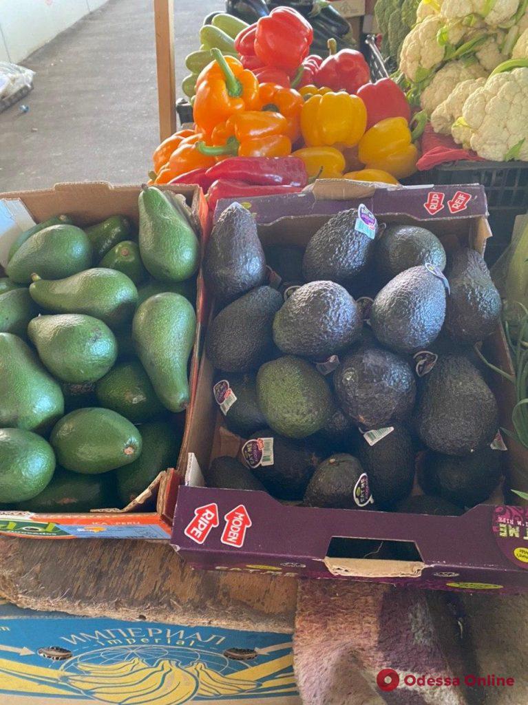 Баклажаны, брокколи и ананасы: воскресные цены на одесском «Привозе»