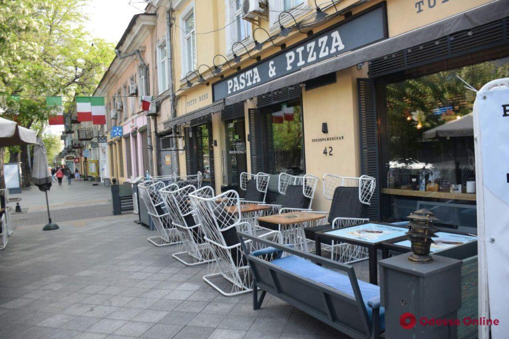 Ослабление карантина: в Одессе открылись магазины, салоны красоты и летние площадки кафе (фоторепортаж)