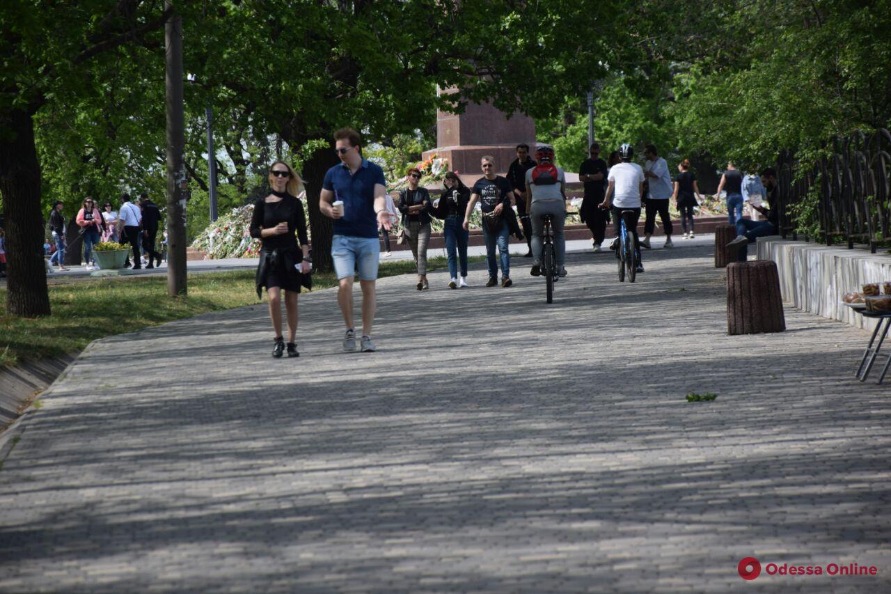 Одесситы массово гуляют в парках и у моря — уже законно (фото)