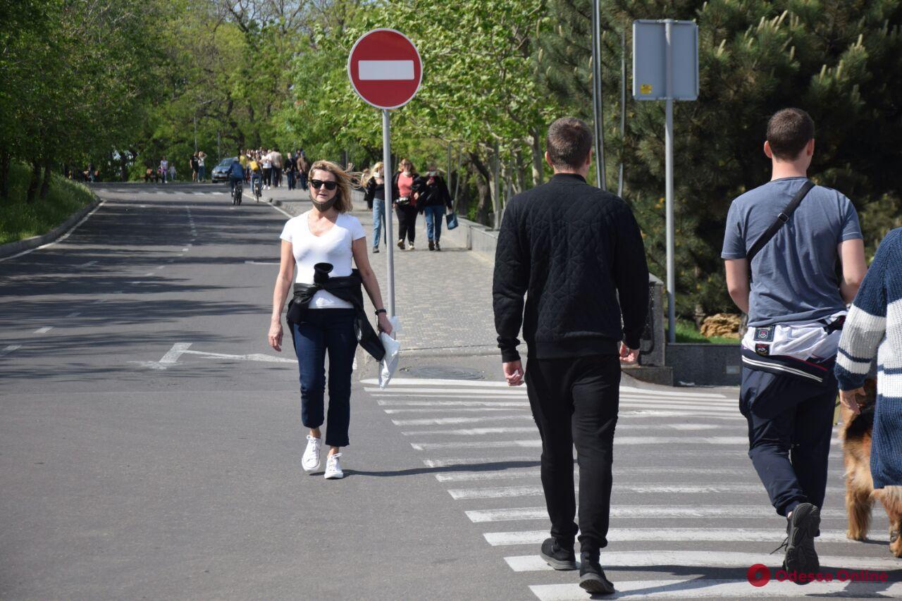 Одесситы массово гуляют в парках и у моря — уже законно (фото)
