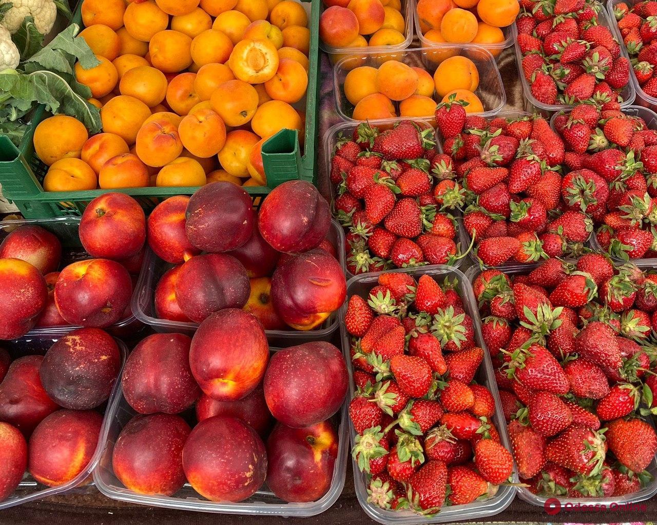 Персики, абрикосы и горох: воскресные цены на одесском «Привозе»