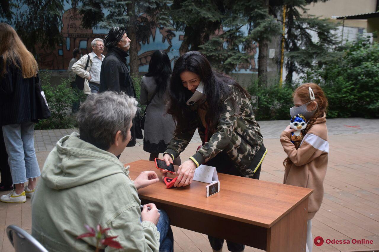 В одесском музее художники провели автограф-сессию на масках