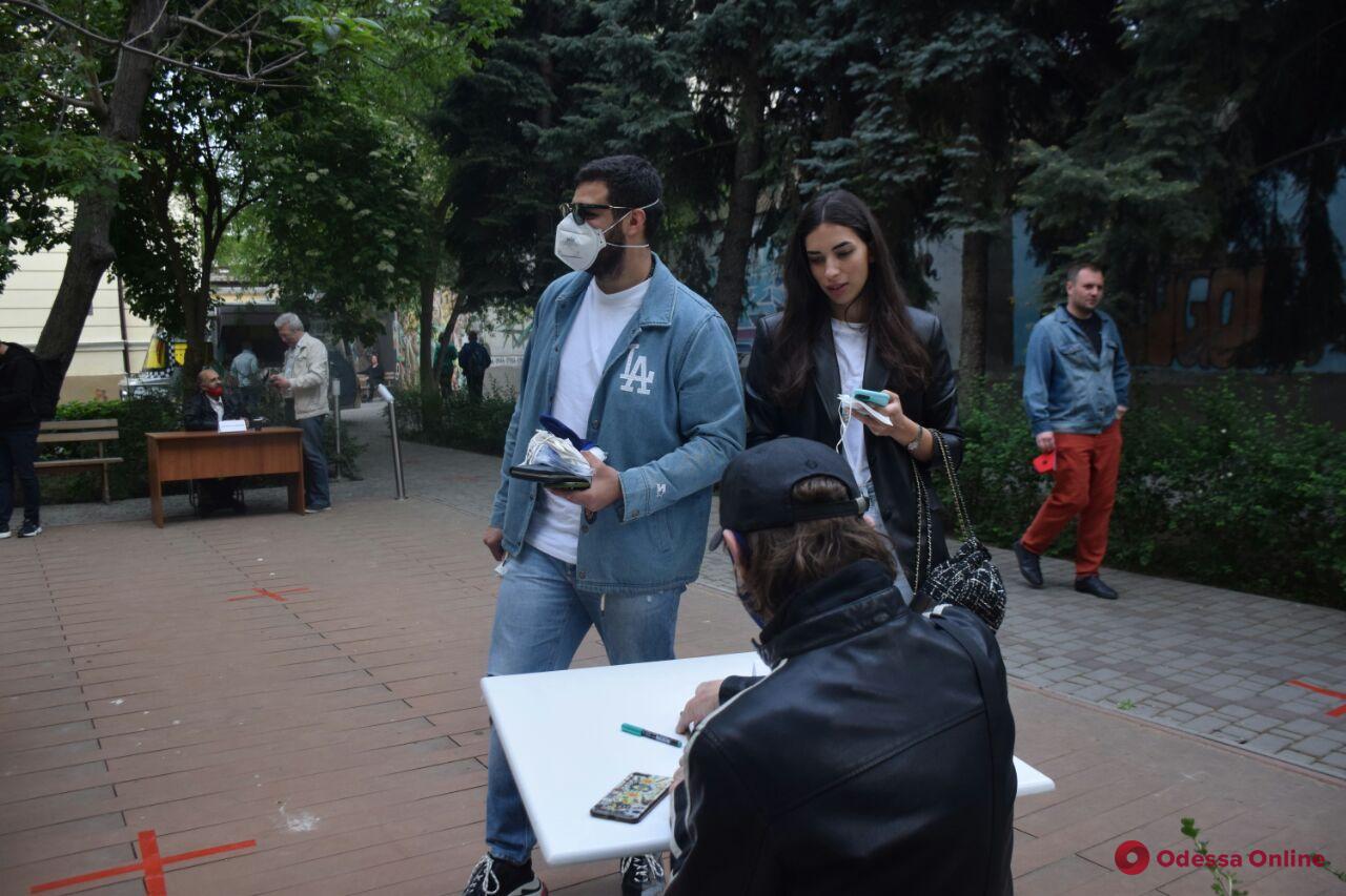 В одесском музее художники провели автограф-сессию на масках