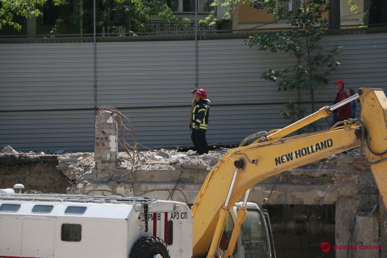 Спасатели демонтируют аварийные элементы обрушившегося дома на Торговой (фото, видео, обновлено)